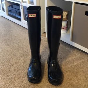 HUNTER Tall glossy black rain boots worn 2-3 times
